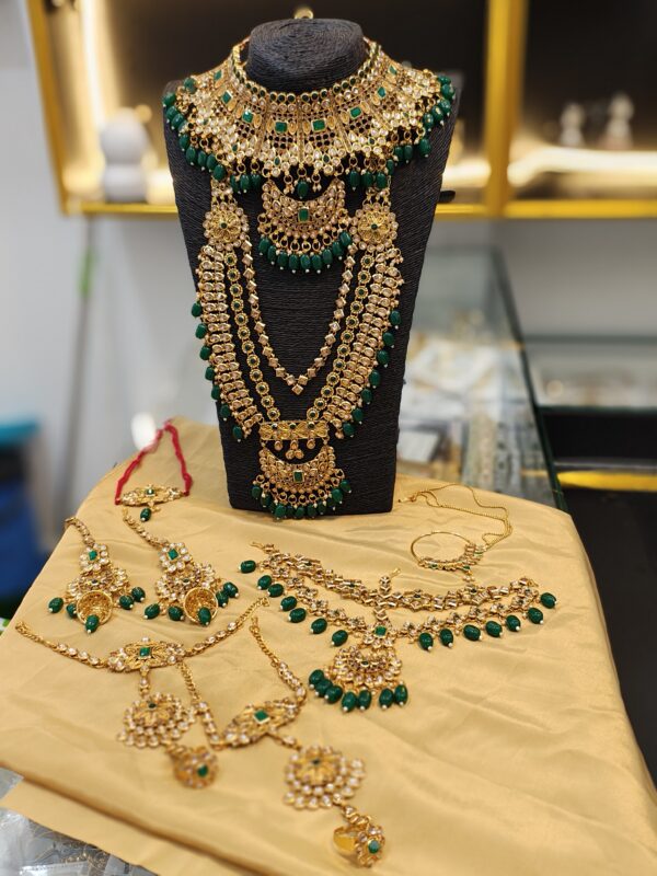 Regal Emerald Bridal Jewelry Set - Image 4