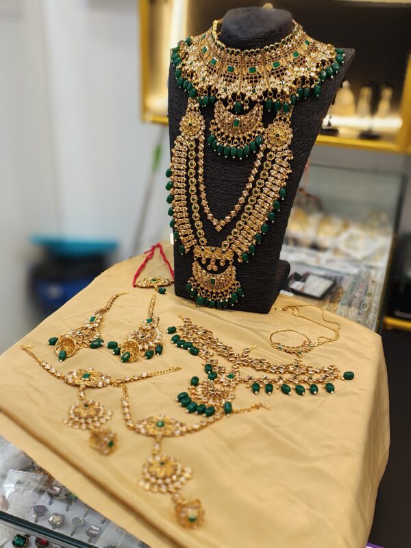 Regal Emerald Bridal Jewelry Set - Image 2