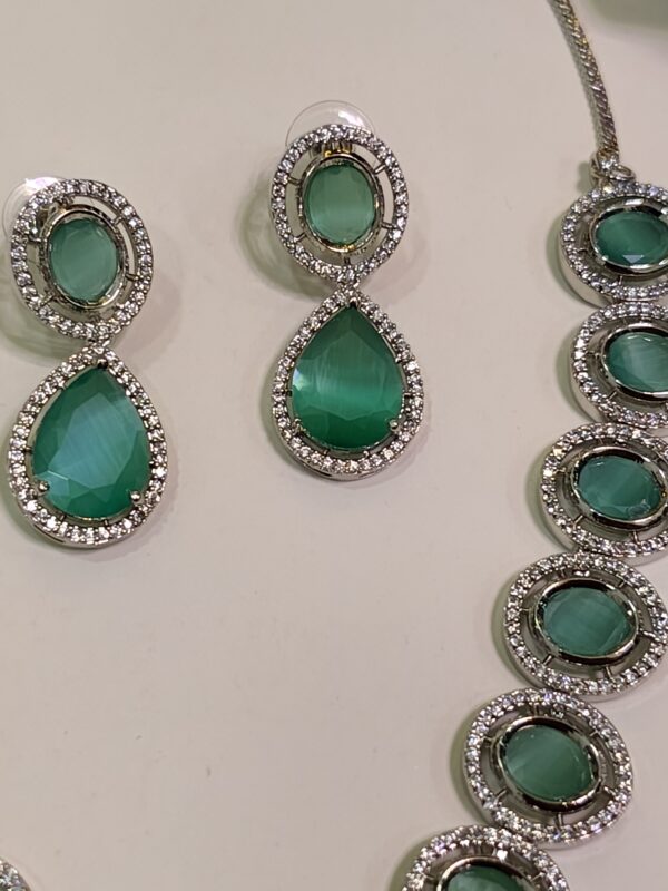 Elegant Emerald Teardrop Necklace Set - Image 2