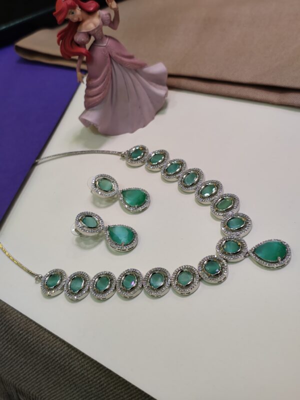 Elegant Emerald Teardrop Necklace Set - Image 3