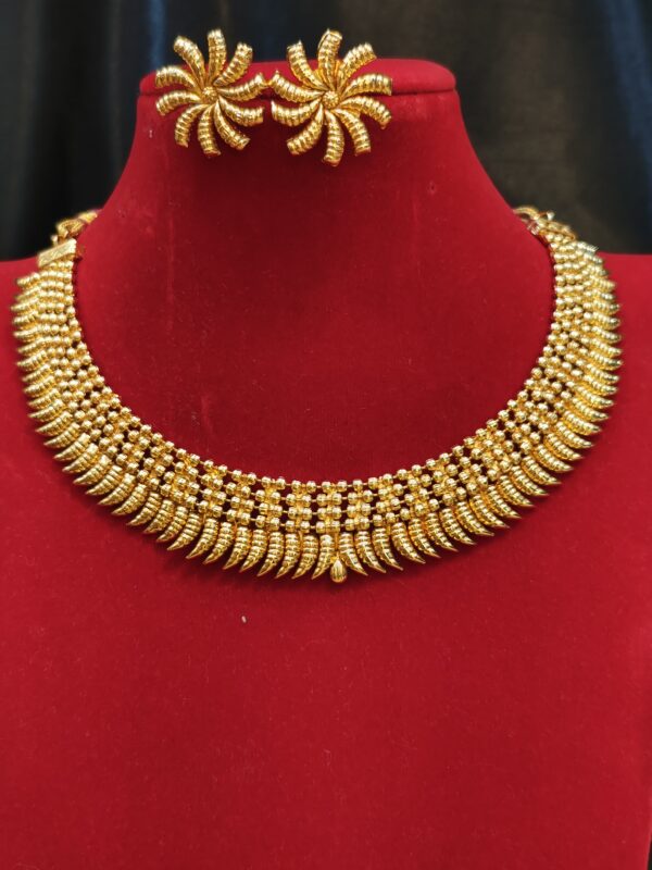 Classic Gold Elegance: Statement Necklace Set