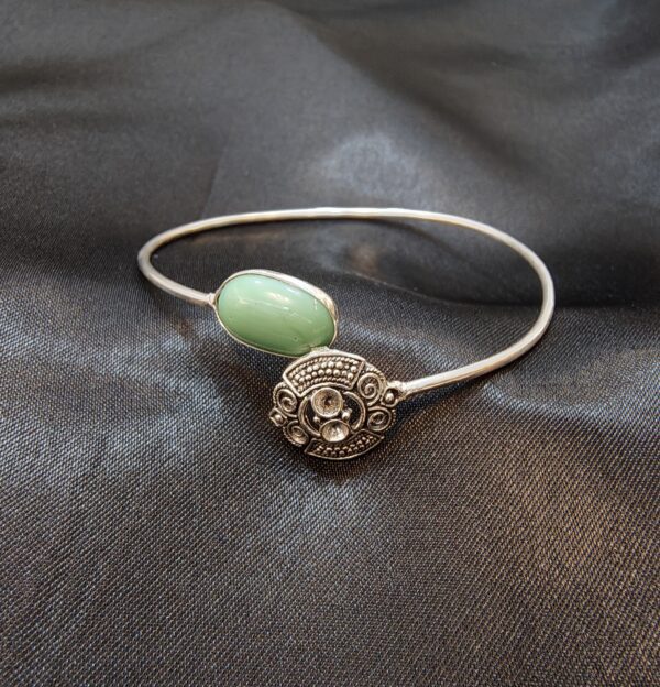 Silver-Plated Bracelet with Green Stone and Vintage Motif - Image 3
