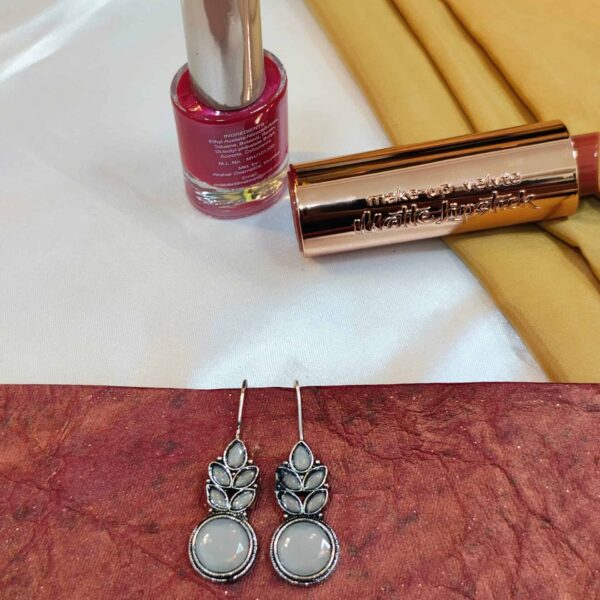 Leafy Affair Earring - "White"