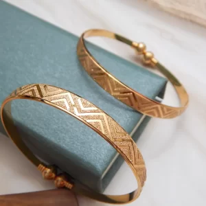 Geometric Pattern Gold-Plated Kada with Bold Chevron Texture – Royal Reflection DS