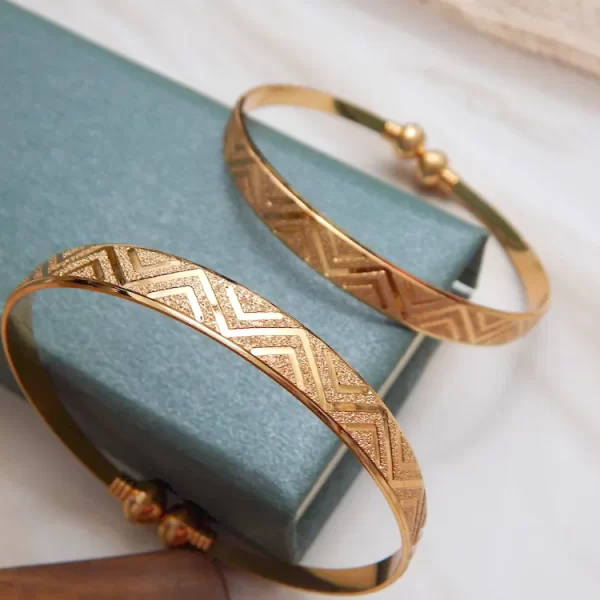 Geometric Pattern Gold-Plated Kada with Bold Chevron Texture – Royal Reflection DS
