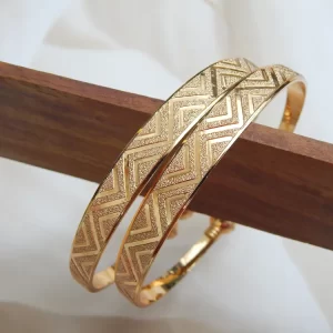 Geometric Pattern Gold-Plated Kada with Bold Chevron Texture – Royal Reflection DS