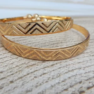 Geometric Pattern Gold-Plated Kada with Bold Chevron Texture – Royal Reflection DS