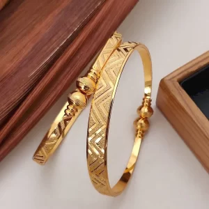 Geometric Pattern Gold-Plated Kada with Bold Chevron Texture – Royal Reflection DS