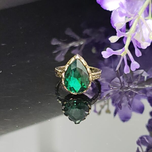 Gleam Teardrop Adjustable Ring with Emerald Green Gemstone – Royal Reflection DS
