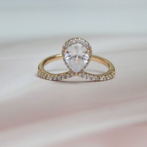 Pear Drop Solitaire Ring with Crystal-Studded Gold Band – Royal Reflection DS