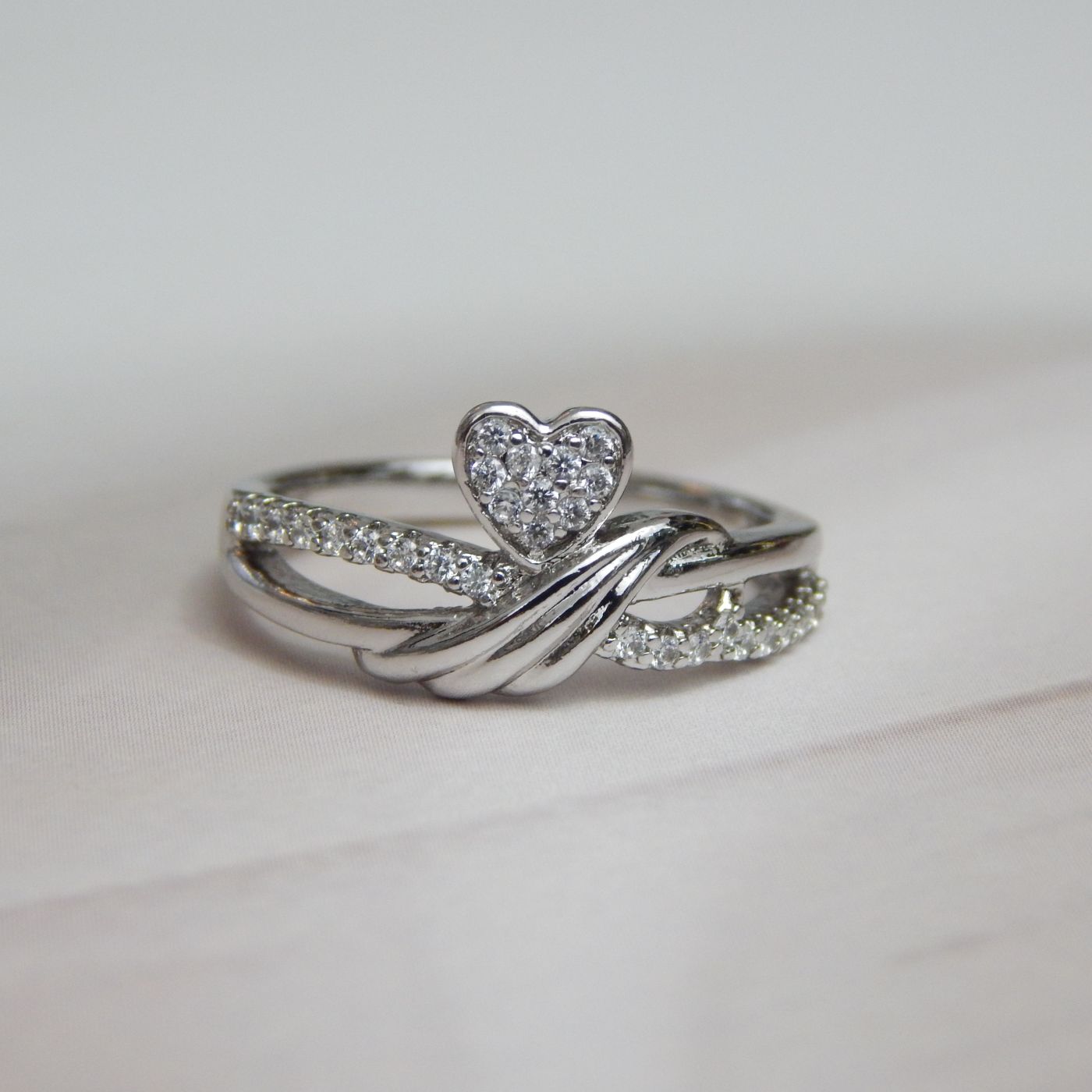 Silver Heart Ring with Crystal Accents and Intertwined Band Design – Royal Reflection DS