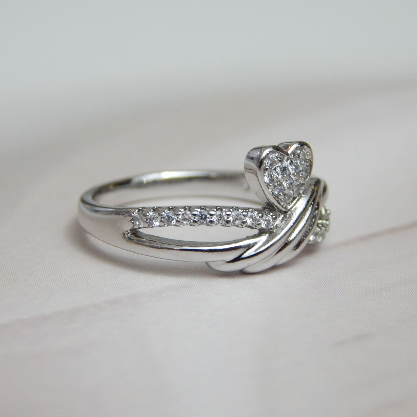 Silver Heart Ring with Crystal Accents and Intertwined Band Design – Royal Reflection DS