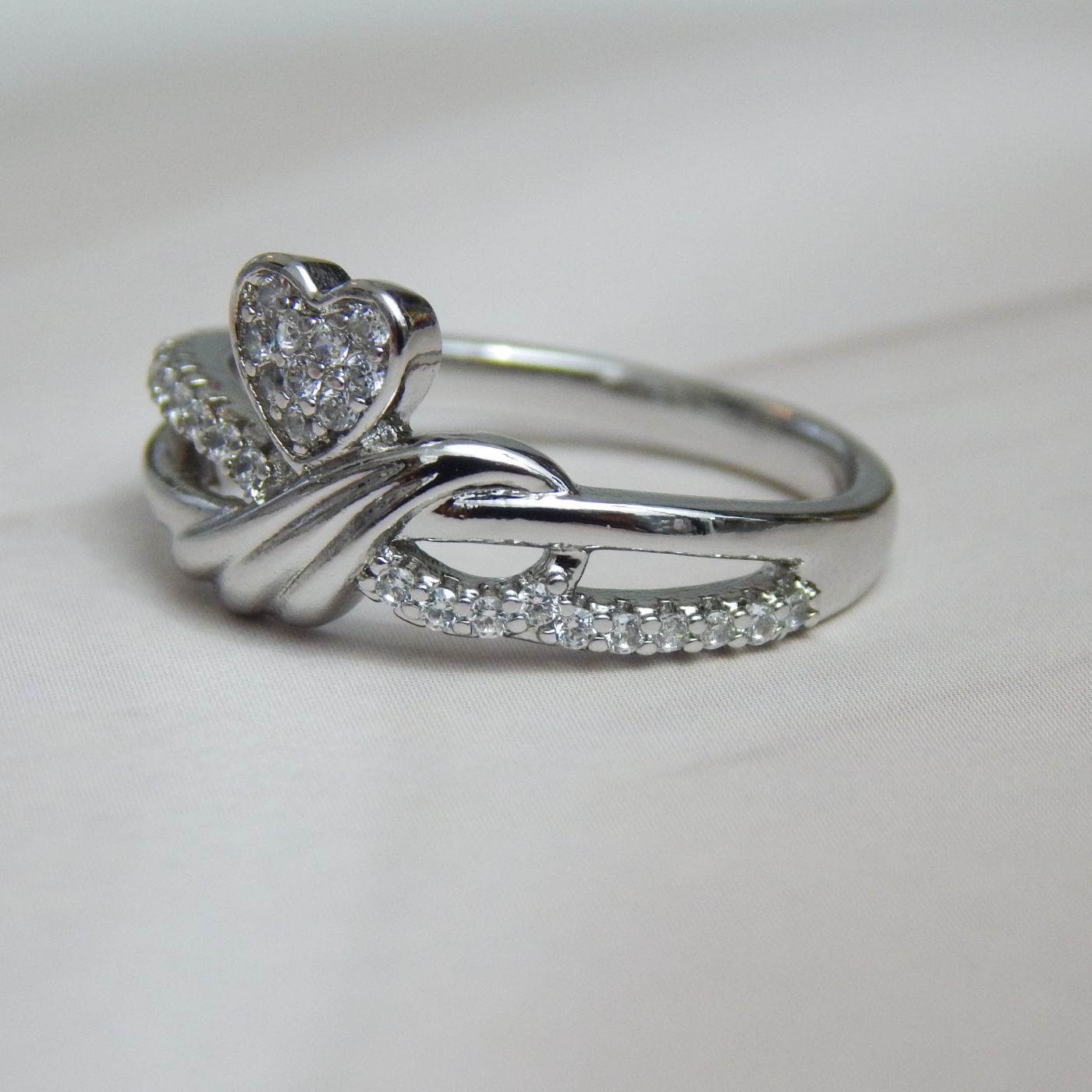 Silver Heart Ring with Crystal Accents and Intertwined Band Design – Royal Reflection DS
