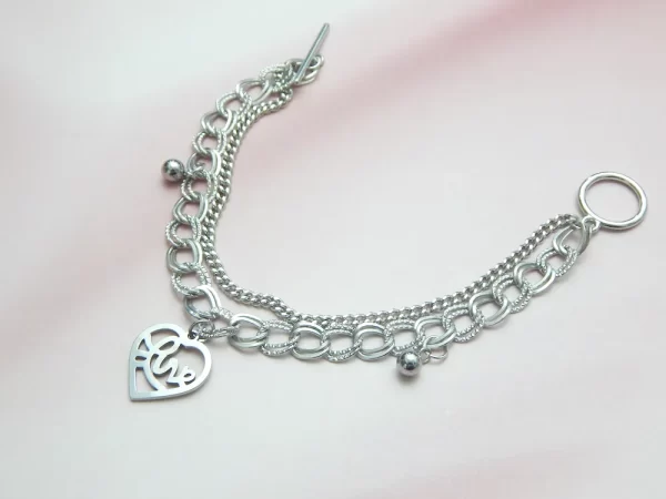 Silver chain bracelet with love-inscribed heart charm – ideal for gifting