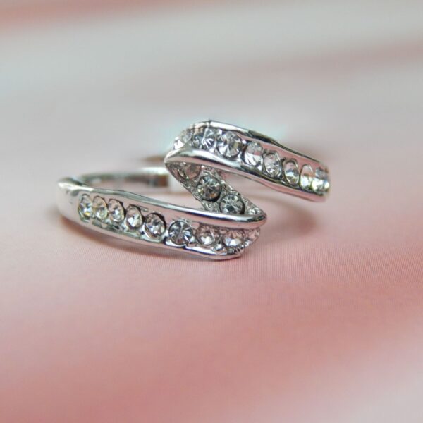 Silver-Toned Spiral Twist Ring with Embedded Crystal Accents – Royal Reflection DS