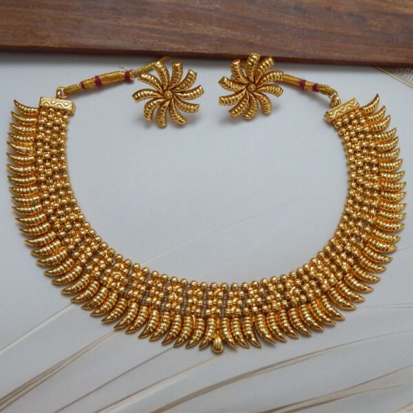 Statement Gold Choker Necklace on Display Stand – Royal Reflection DS