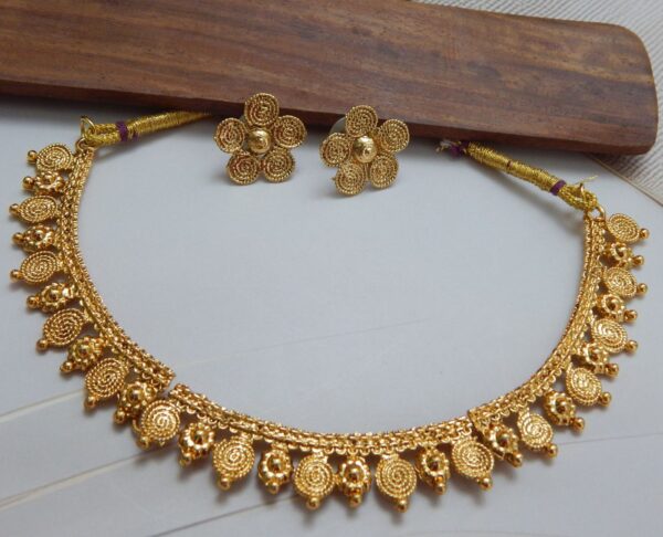 Elegant Gold Floral Necklace and Earrings Set – Royal Reflection DS