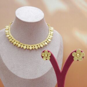 Display of Elegant Gold Floral Necklace Set on Mannequin – Royal Reflection DS