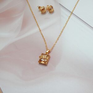 Gold-Plated Pendant Set with Necklace & Stud Earrings – Royal Reflection DS