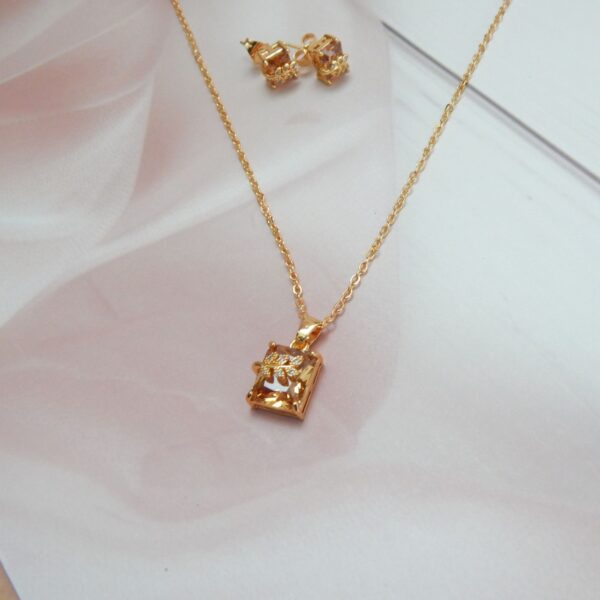 Gold-Plated Pendant Set with Necklace & Stud Earrings – Royal Reflection DS