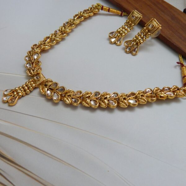 Full Display of Gleaming Kundan Necklace Set – Royal Reflection DS