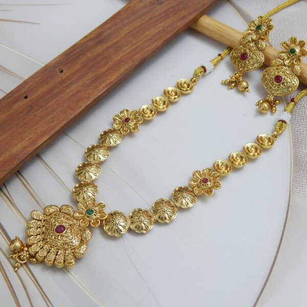 Traditional Flower Necklace Design – Royal Reflection DS
