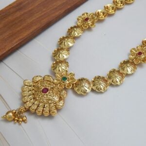 Closeup of Floral Motif Pendant – Royal Reflection DS