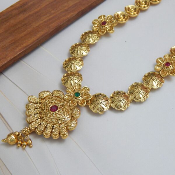 Closeup of Floral Motif Pendant – Royal Reflection DS