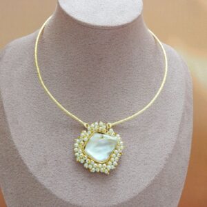 Detailed View of Minimal Pearl Pendant with Kundan Frame – Royal Reflection DS