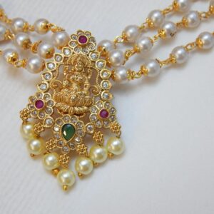 A traditional three-strand pearl necklace zoom pendant