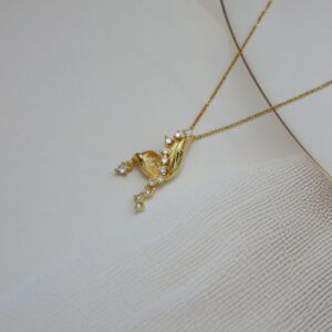 Radiant Leaf Curve Necklace
