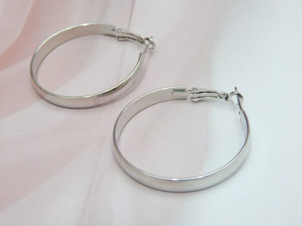 Sleek Polished Silver Hoop Earrings with Classic Round Shape – Royal Reflection DS