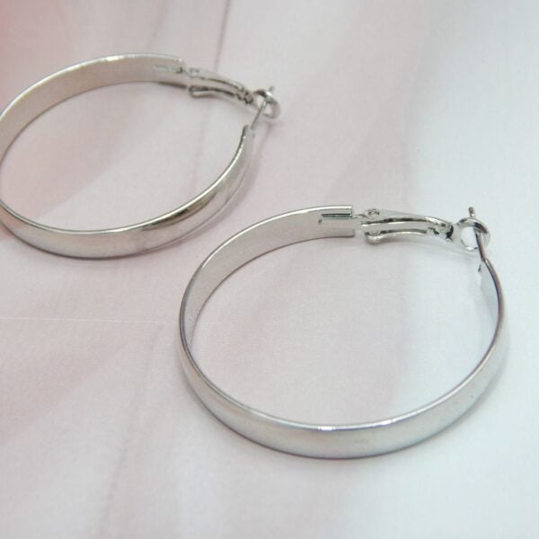 Sleek Polished Silver Hoop Earrings with Classic Round Shape – Royal Reflection DS