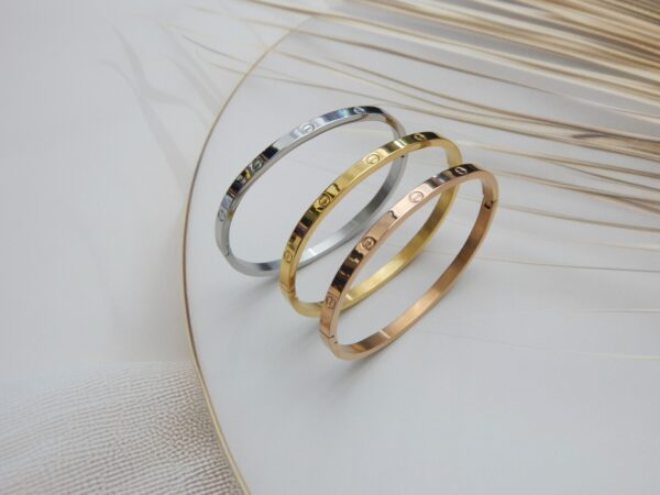 Trio of anti-tarnish steel screw bracelets in metallic finishes – Royal Reflection Dazzling Studio.