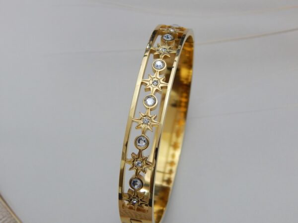 Full view of gold-plated star crystal bracelet on display – Royal Reflection Dazzling Studio.