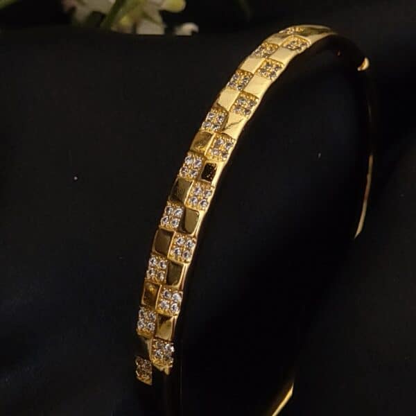 Checkered anti tarnish kada for women in gold-toned pattern with American diamond stones