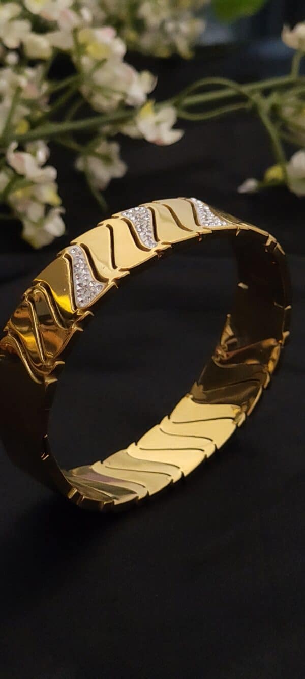 Wave anti tarnish kada for women in gold-toned diagonal wave design with American diamond stones